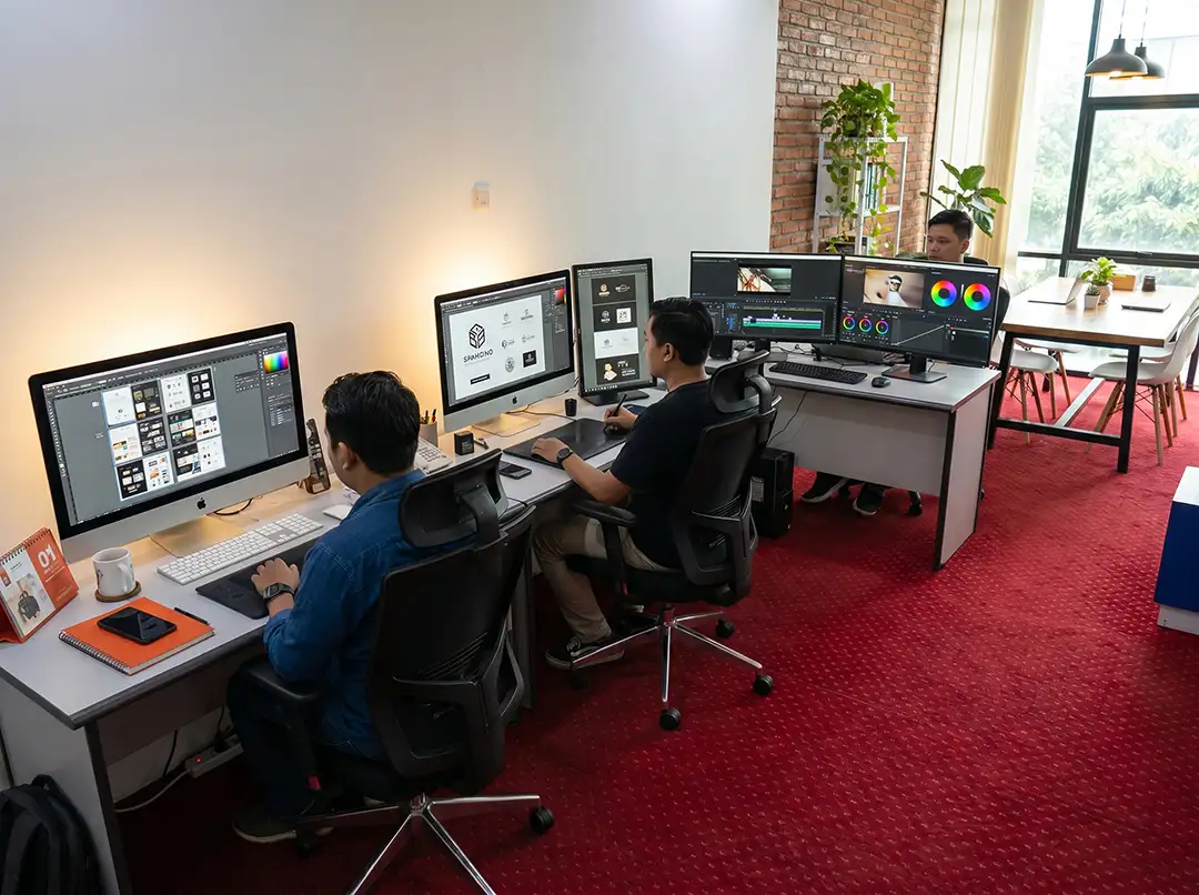 Tim Kreatif Prima Advertising di ruang desain
