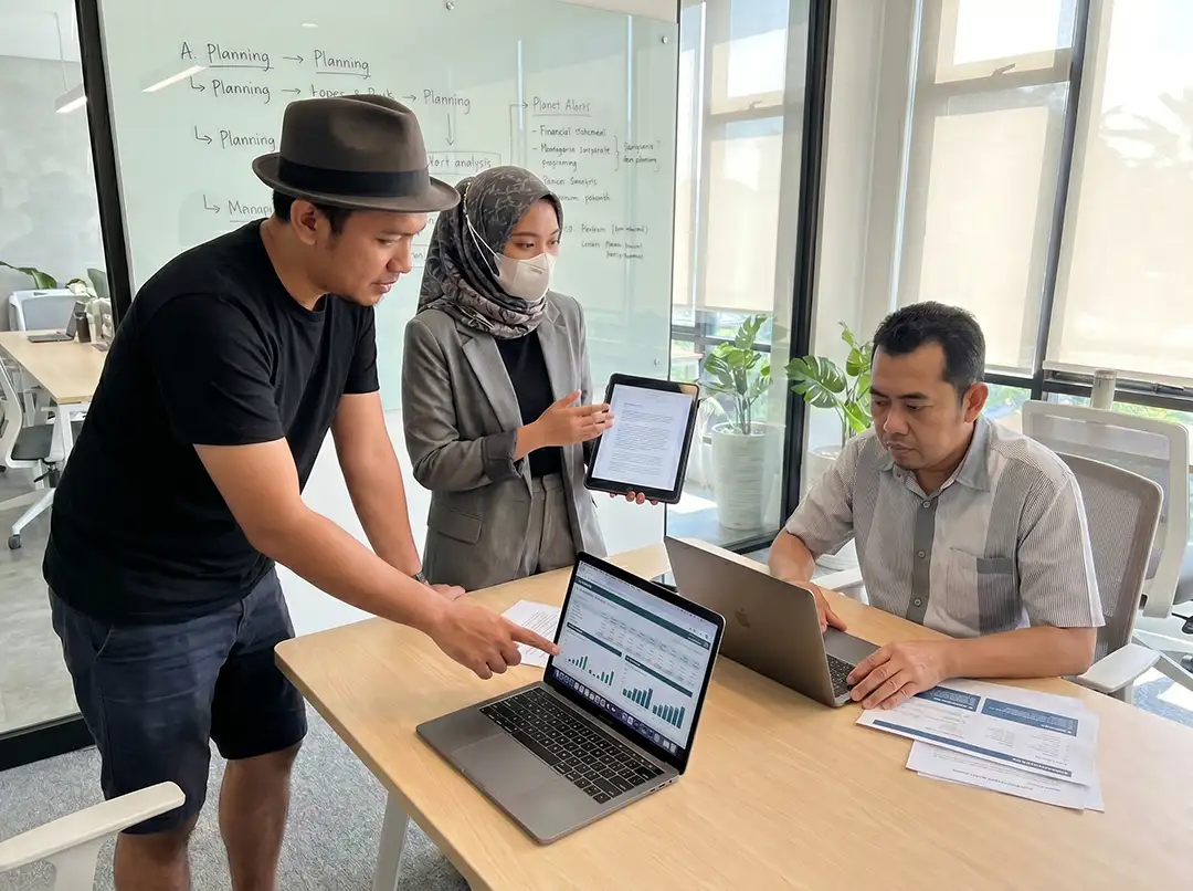 Tim kolaborasi Prima Advertising dalam sesi strategis